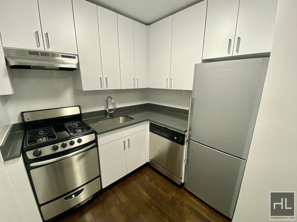 E 16 St - Photo 1