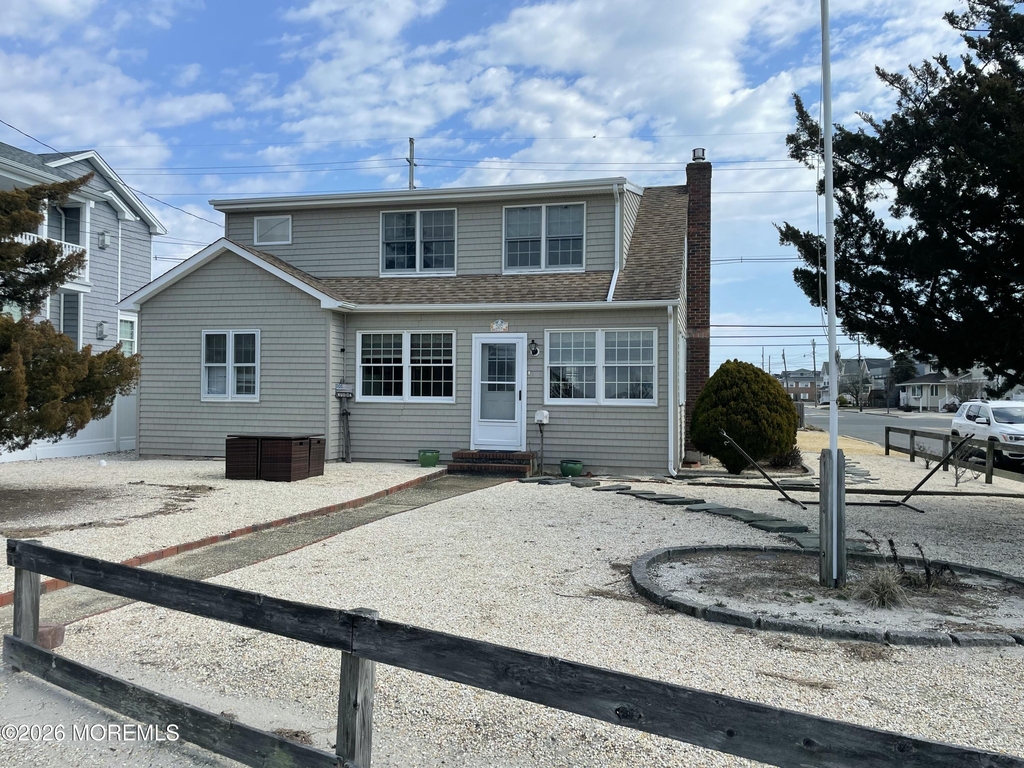 207 Bay Boulevard - Photo 0