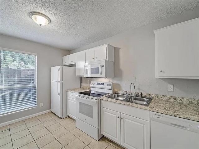 1901 Kingswood Court - Photo 3