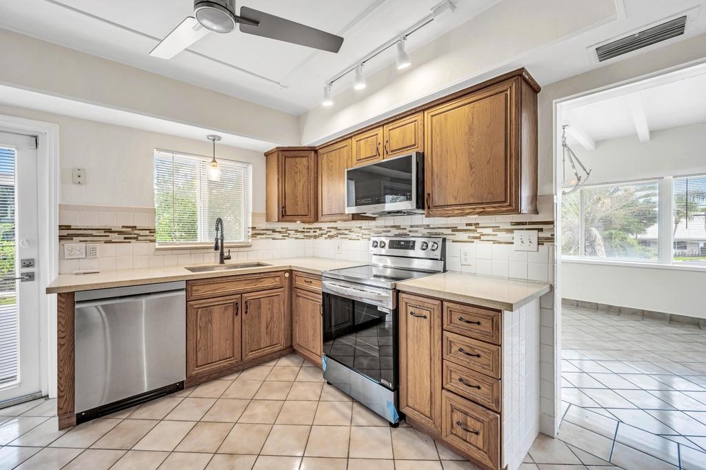 606 N Victoria Park Road N - Photo 3