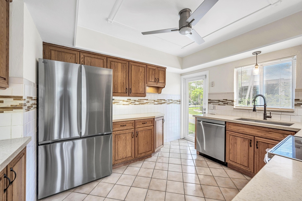 606 N Victoria Park Road N - Photo 4