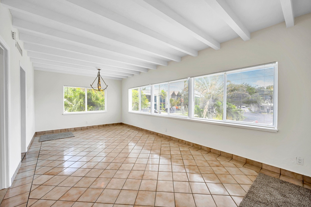606 N Victoria Park Road N - Photo 7