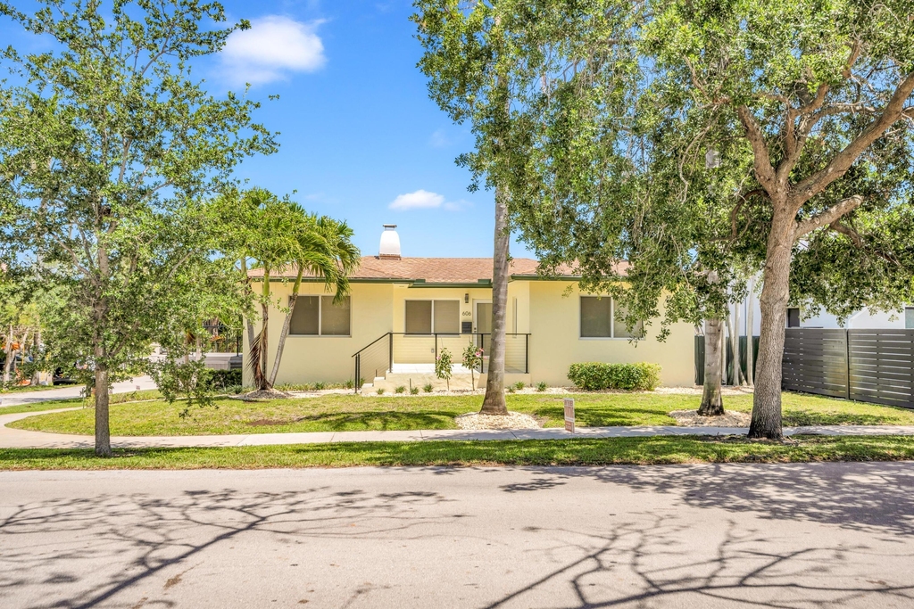 606 N Victoria Park Road N - Photo 0