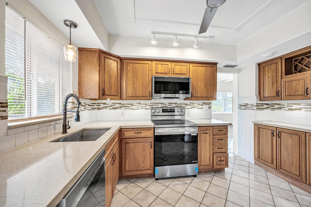 606 N Victoria Park Road N - Photo 5