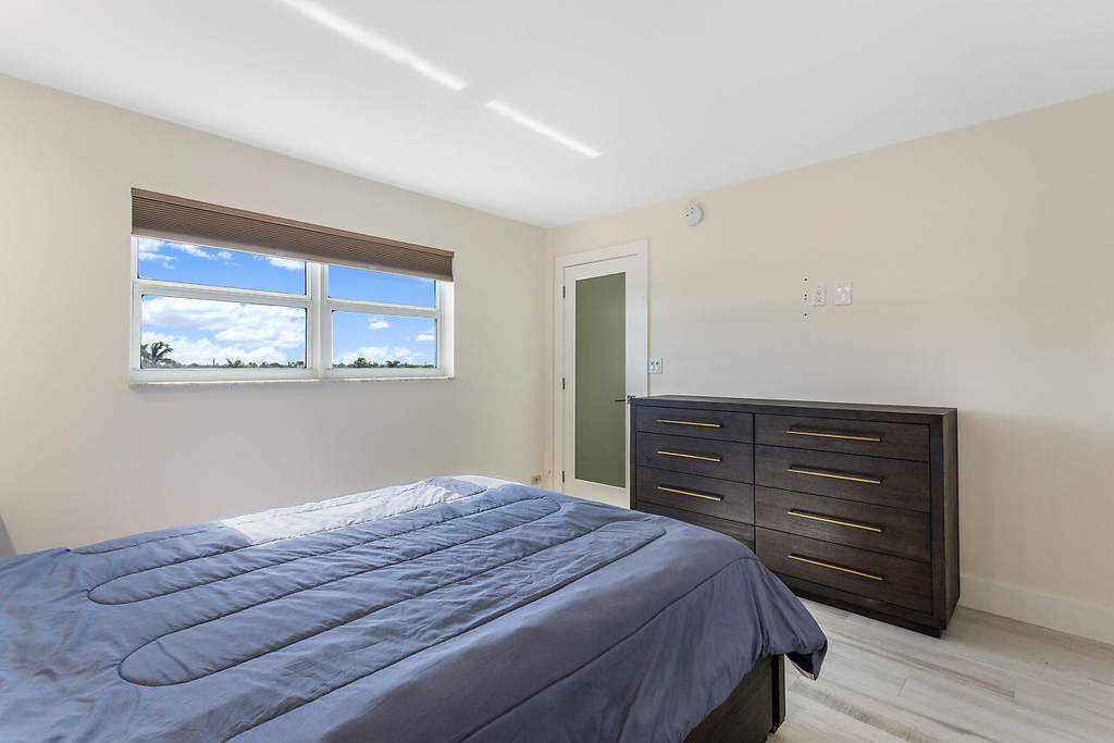1160 Hillsboro Mile - Photo 15