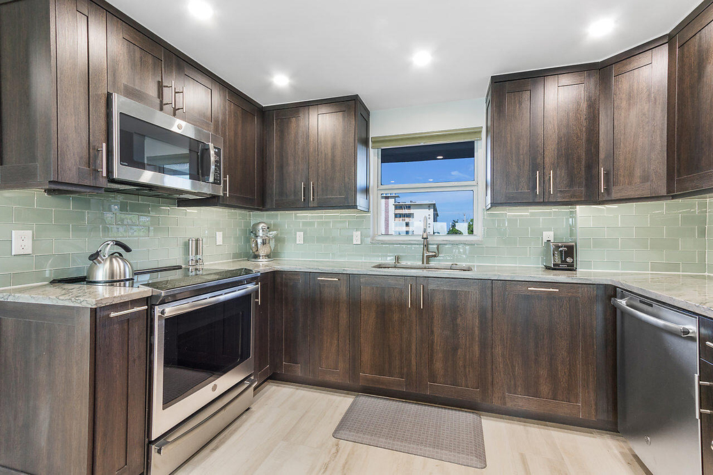 1160 Hillsboro Mile - Photo 4