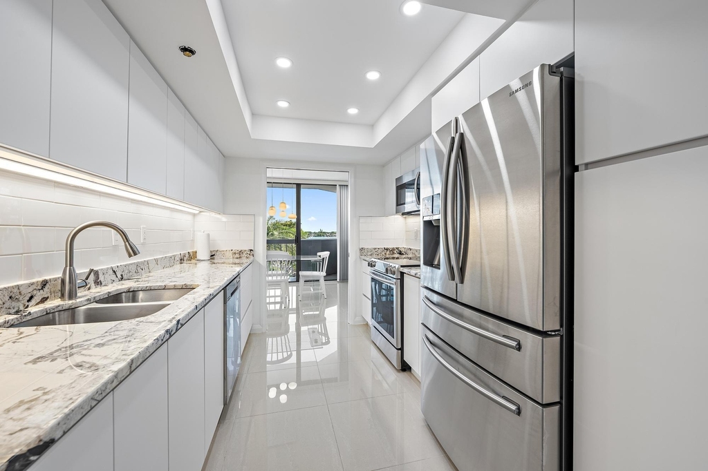 123 Lakeshore Drive - Photo 3
