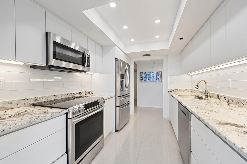 123 Lakeshore Drive - Photo 4