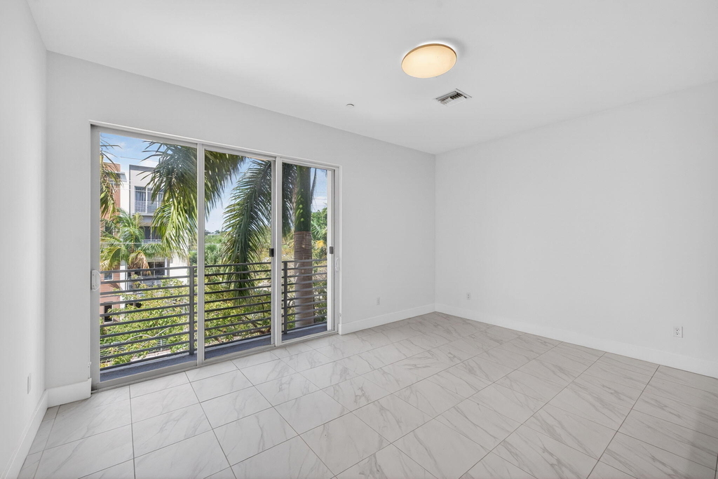 1044 Ne 18th Avenue - Photo 8