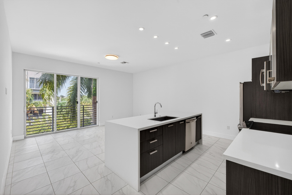 1044 Ne 18th Avenue - Photo 4