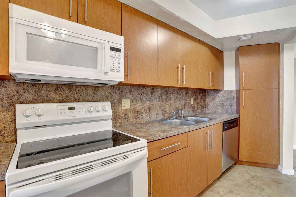 6921 Environ Boulevard - Photo 9