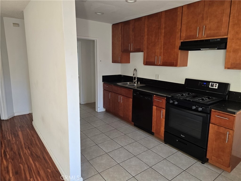 1012 Davis Avenue - Photo 2