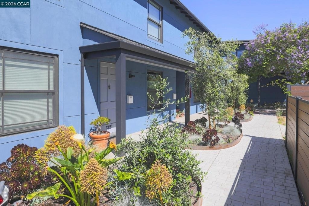 1325 Hopkins St - Photo 2