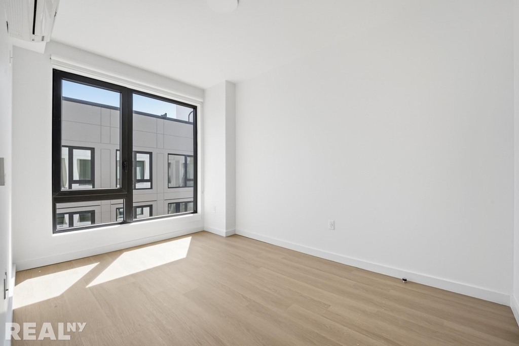 Bedford Avenue - Photo 0