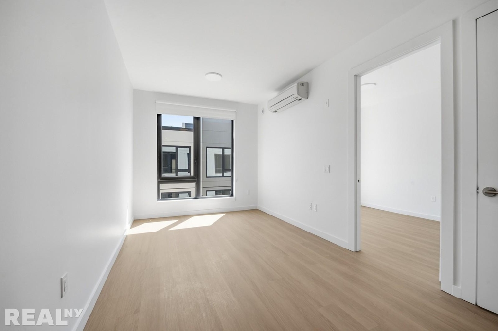 Bedford Avenue - Photo 4