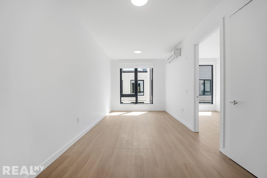 Bedford Avenue - Photo 3
