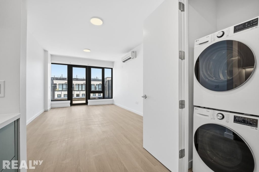 Bedford Avenue - Photo 8