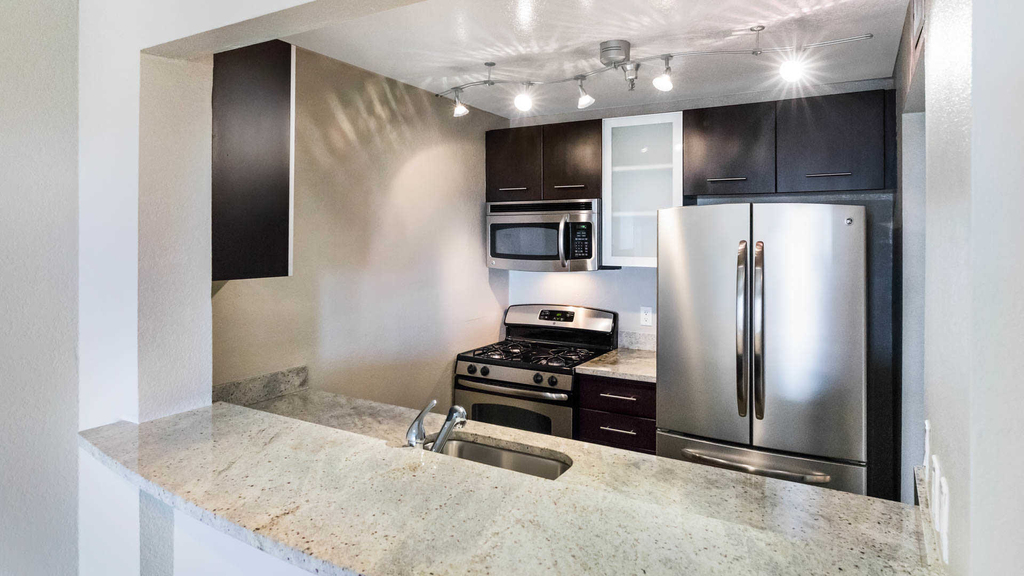 1710 N Fuller Ave - Photo 5