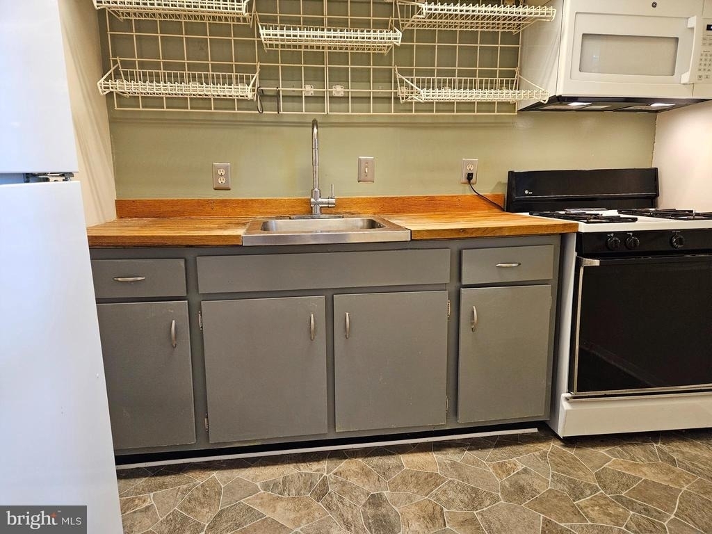 2417 Barracks - Photo 3