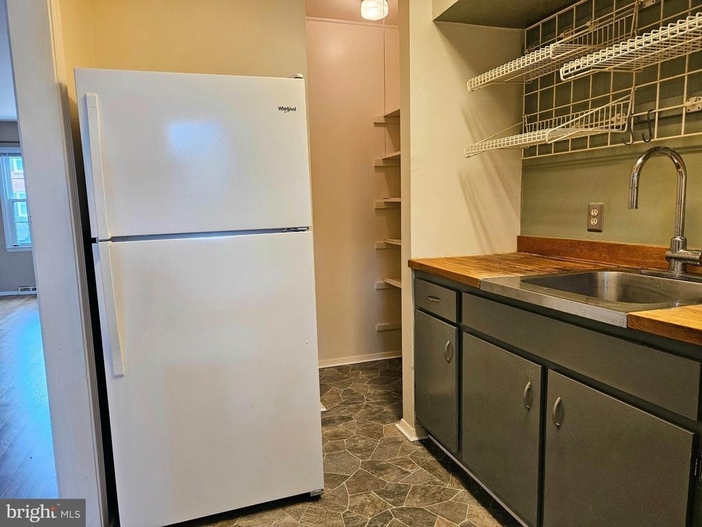 2417 Barracks - Photo 4