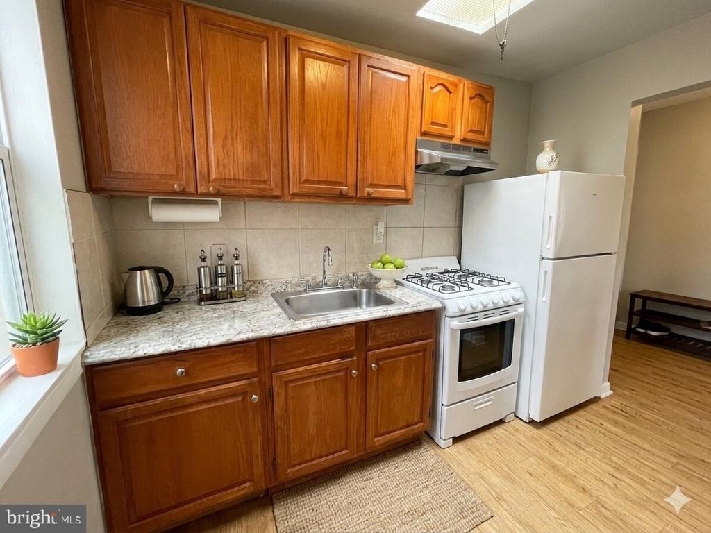 420 W Ruscomb Street - Photo 0
