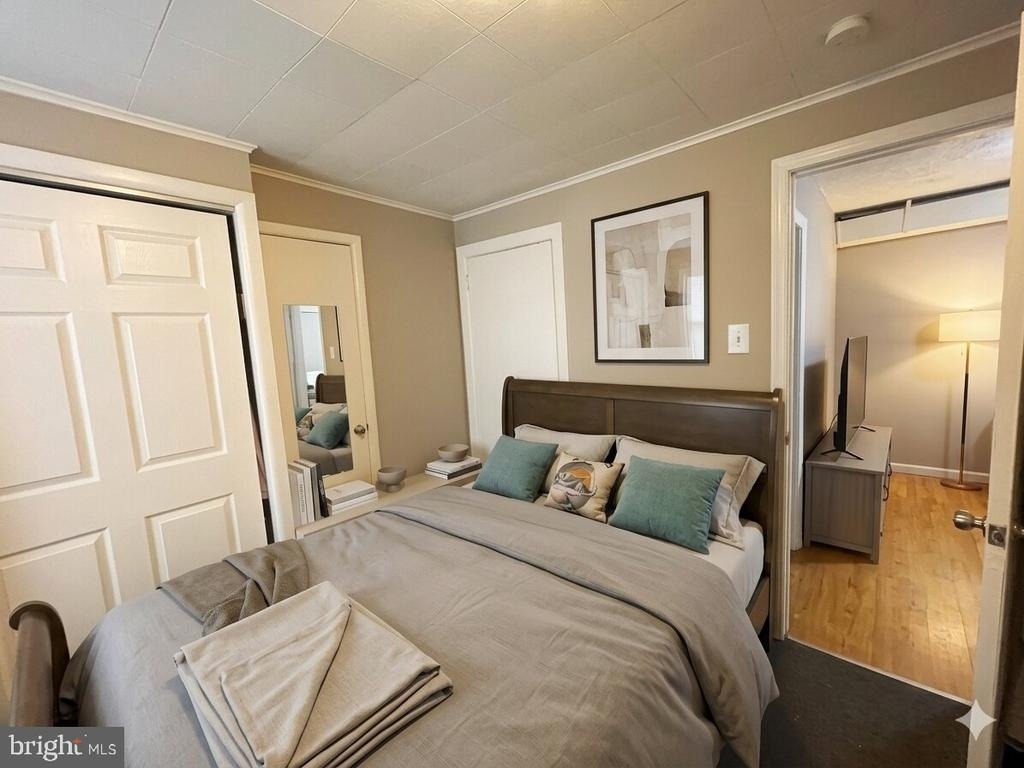 420 W Ruscomb Street - Photo 2