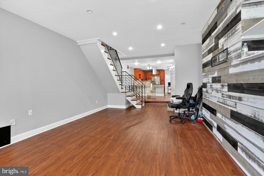 2319 E Somerset Street - Photo 2
