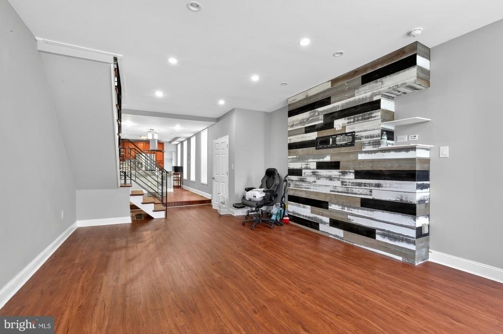 2319 E Somerset Street - Photo 1