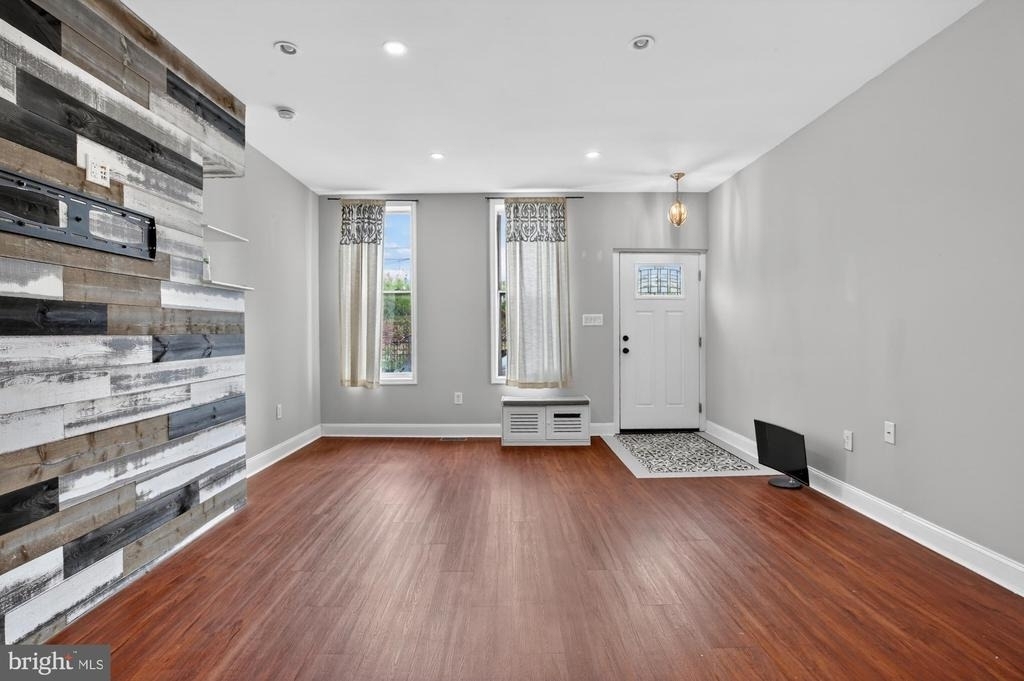 2319 E Somerset Street - Photo 3