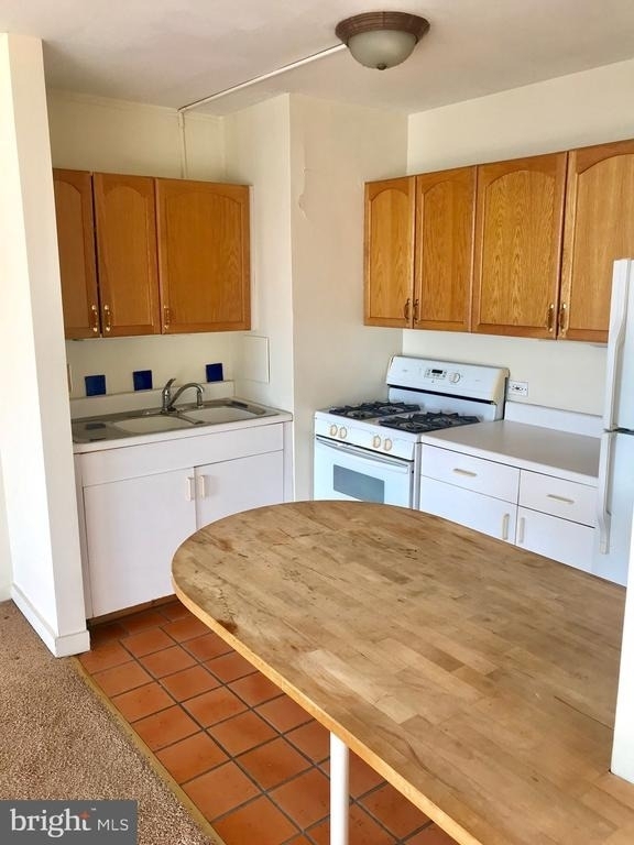 210 Locust Street - Photo 2