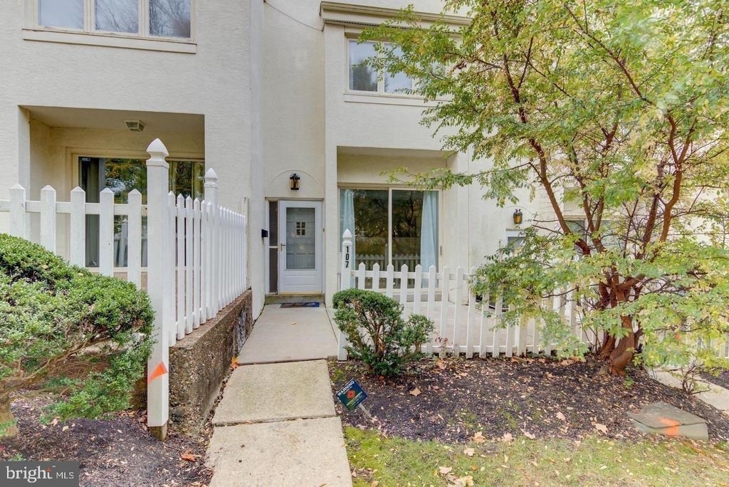 107 Montrose Avenue - Photo 2
