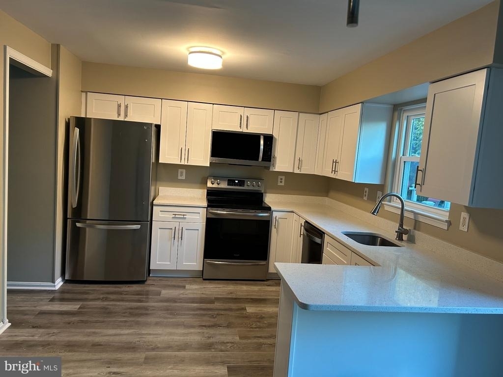 14646 London Lane - Photo 1