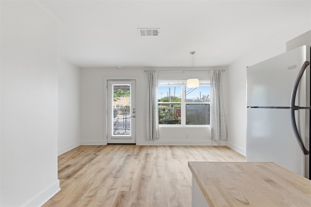 1101 Grove Blvd - Photo 3
