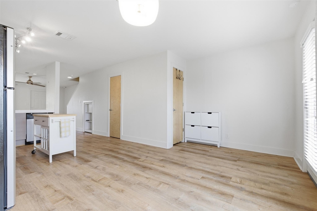 1101 Grove Blvd - Photo 4