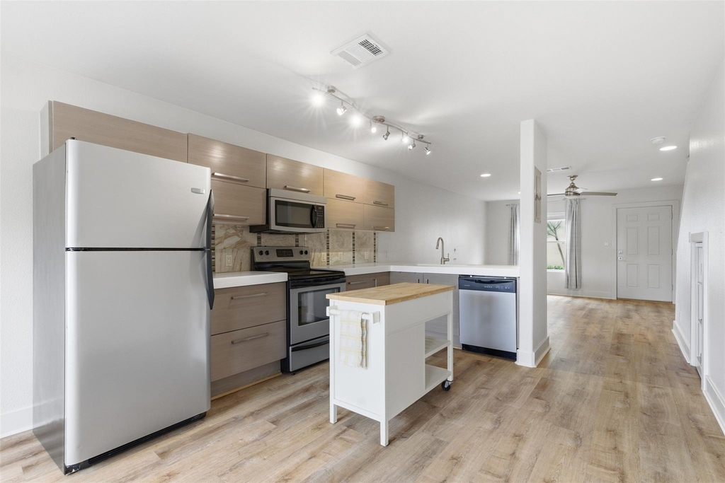 1101 Grove Blvd - Photo 5