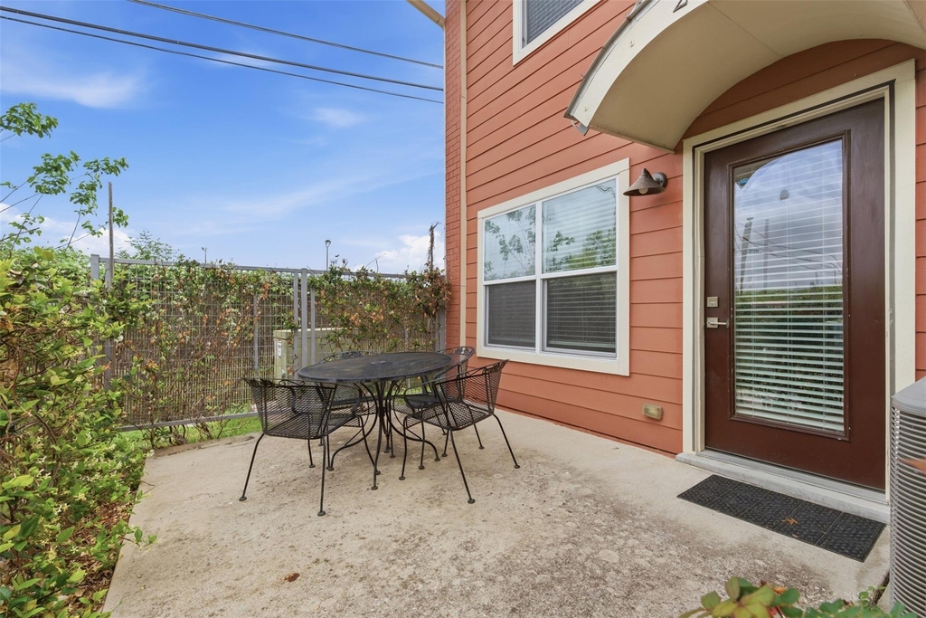 1101 Grove Blvd - Photo 2