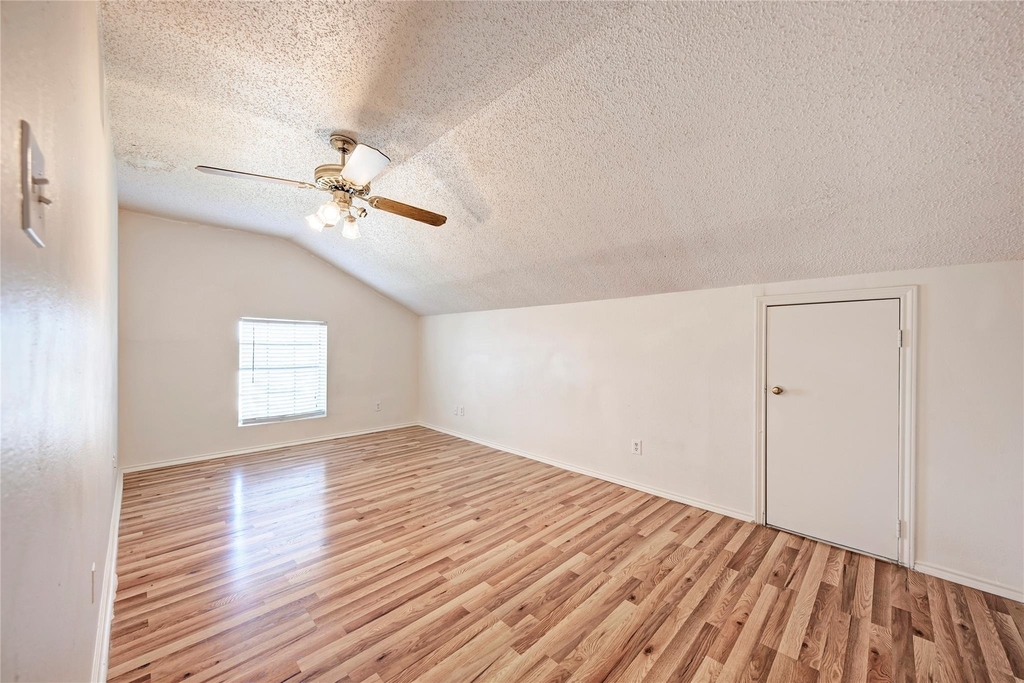 2401 Leon St - Photo 2
