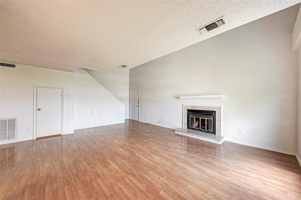 2401 Leon St - Photo 0