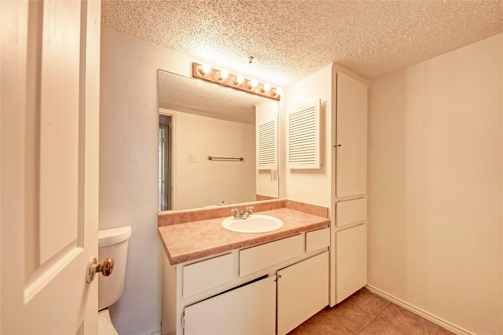2401 Leon St - Photo 4