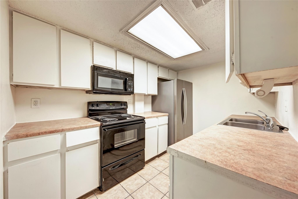 2401 Leon St - Photo 6