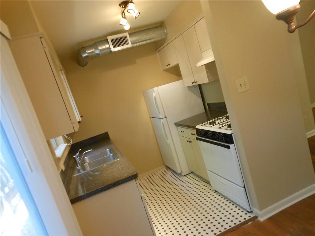 2516 Enfield Rd - Photo 5