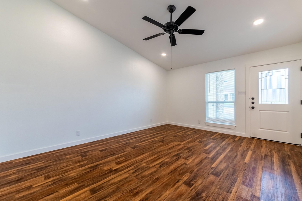 1205 Dobie Dr - Photo 5