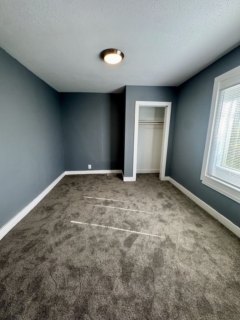 616 E 6th Street - Photo 3