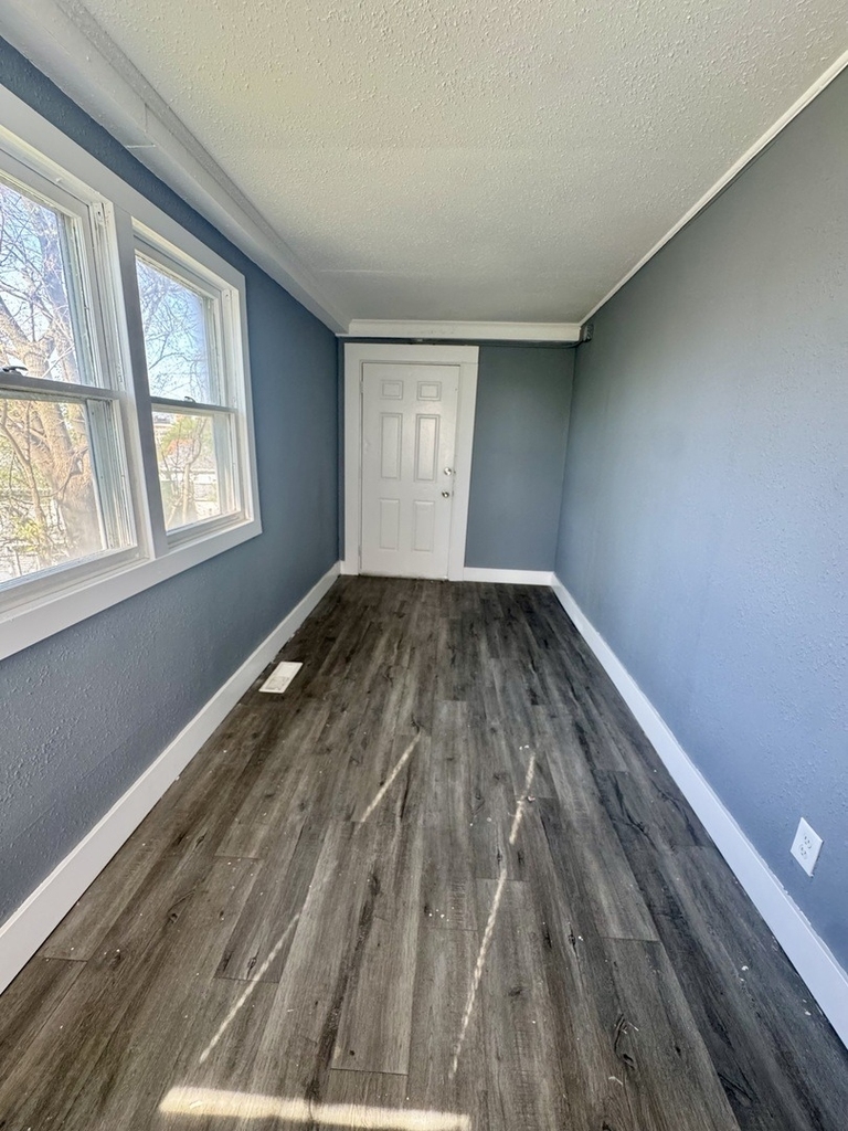 616 E 6th Street - Photo 4