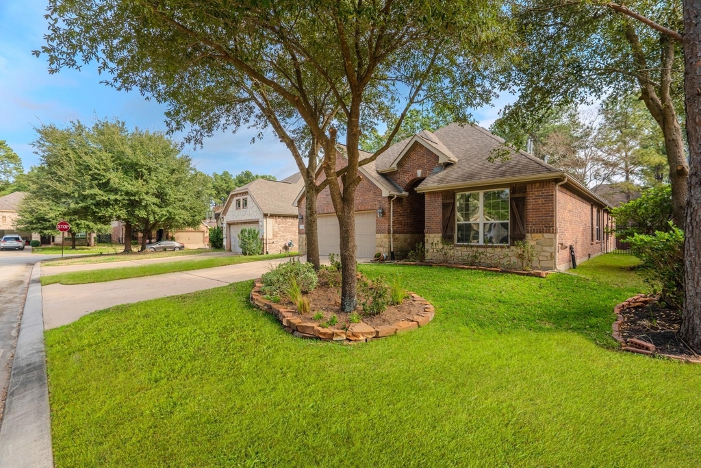 14 Arrowfeather Place - Photo 1