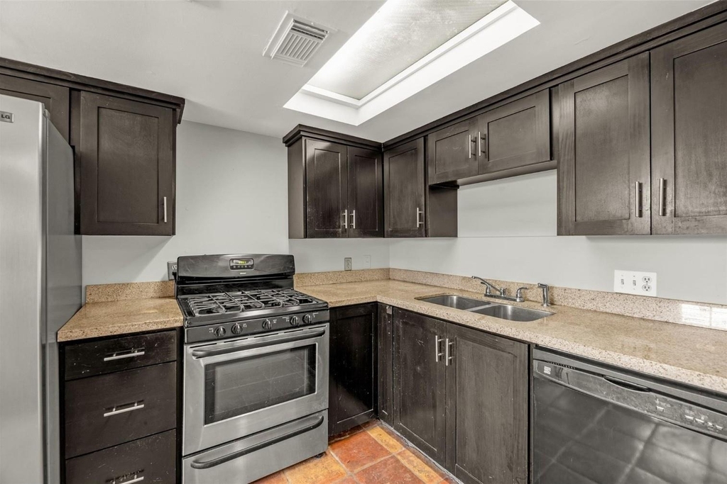 2415 Columbia Street - Photo 3
