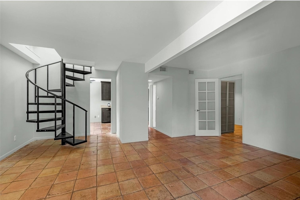 2415 Columbia Street - Photo 0
