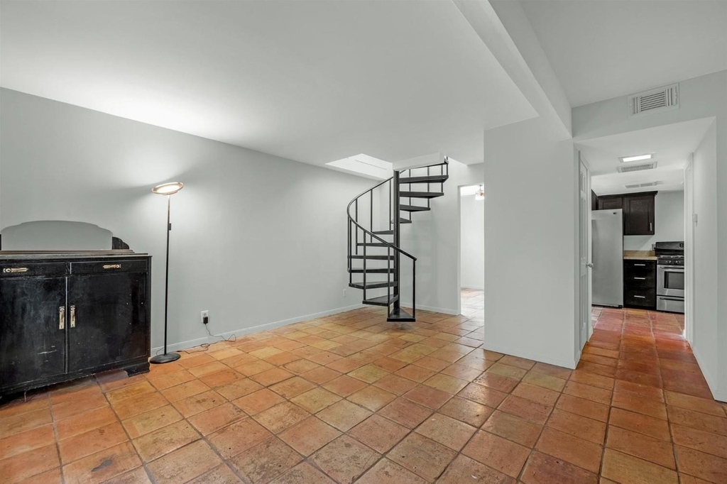 2415 Columbia Street - Photo 2