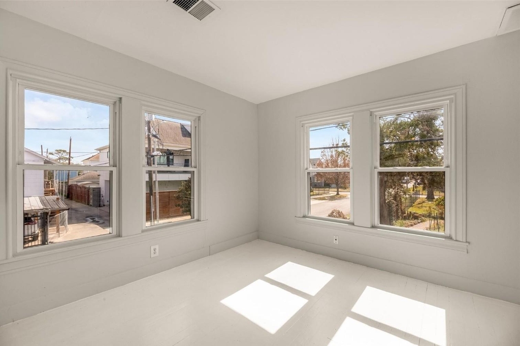 2415 Columbia Street - Photo 14