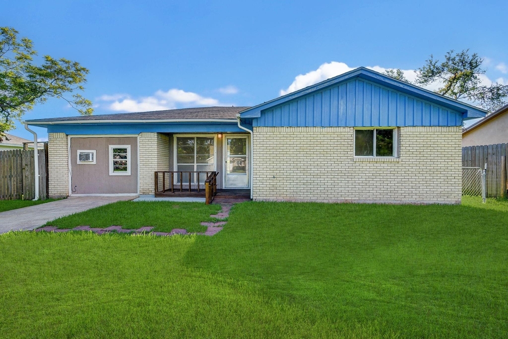 131 Lakewood Drive - Photo 1